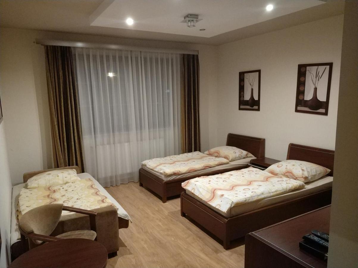 VillaRenoma Nadarzyn Esterno foto