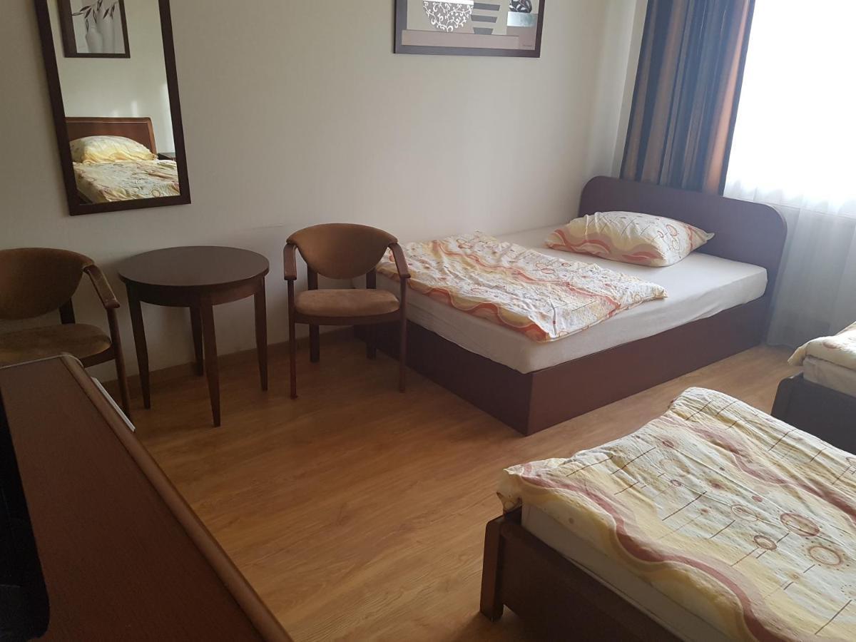 VillaRenoma Nadarzyn Esterno foto